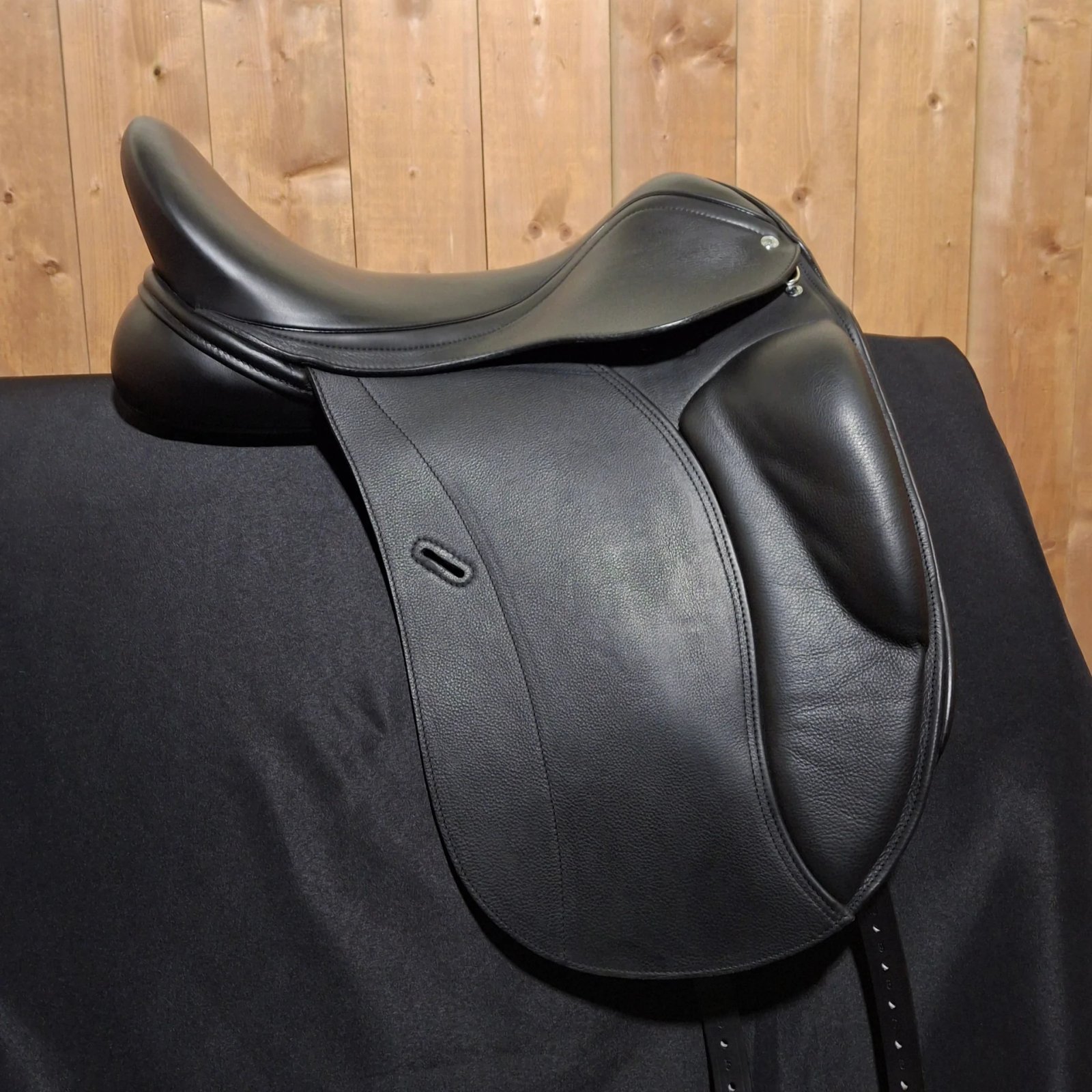 New 18" Loxley by Bliss Mono Dressage Demo Saddle New 18" Loxley by Bliss Mono Dressage Demo Saddle