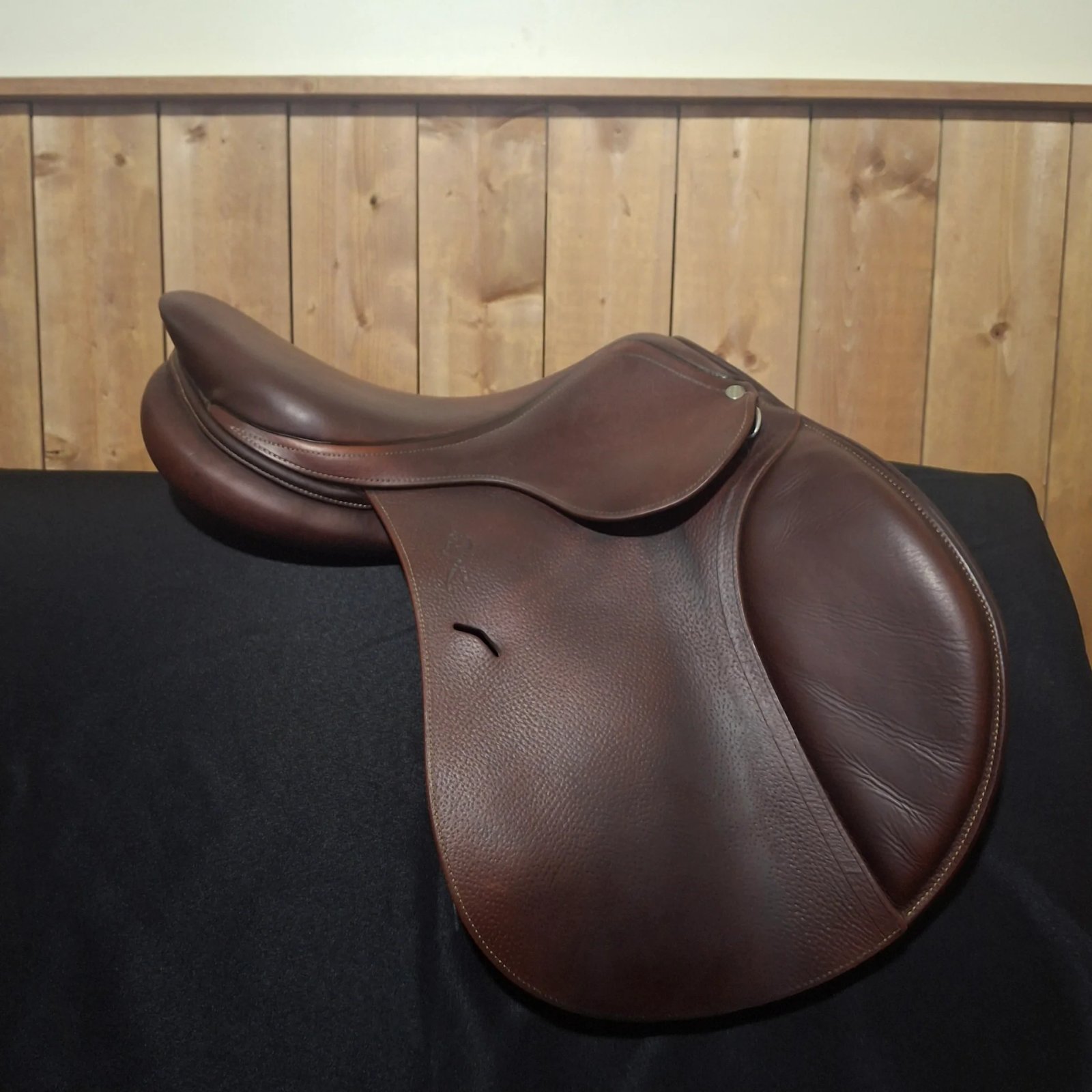 Used 16.5" Antares Jump Saddle Used 16.5" Antares Jump Saddle