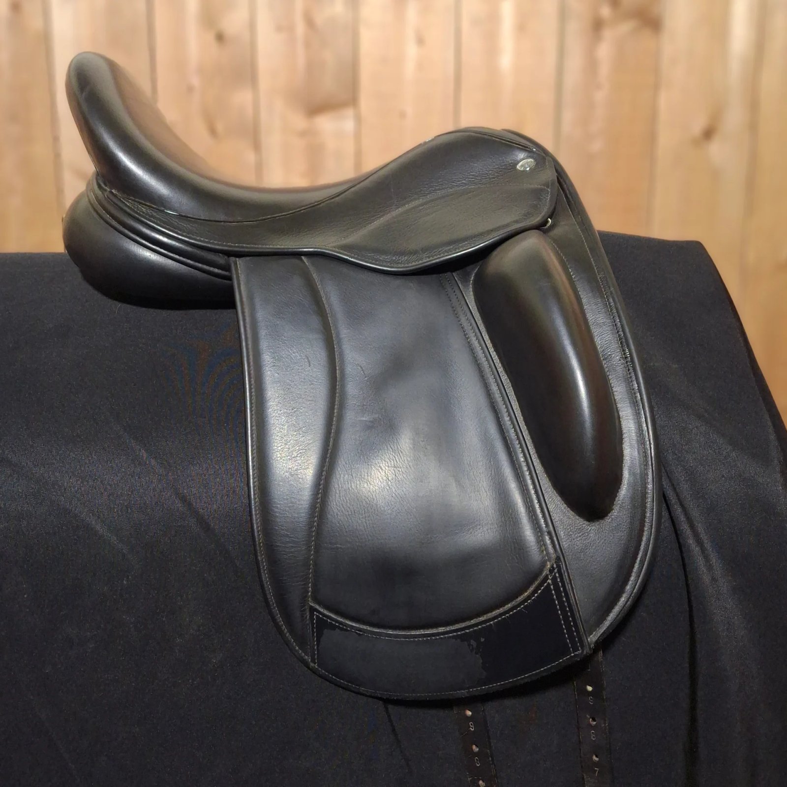 Used 17.5" Frank Baines Union Lux Dressage Saddle Used 17.5" Frank Baines Union Lux Dressage Saddle
