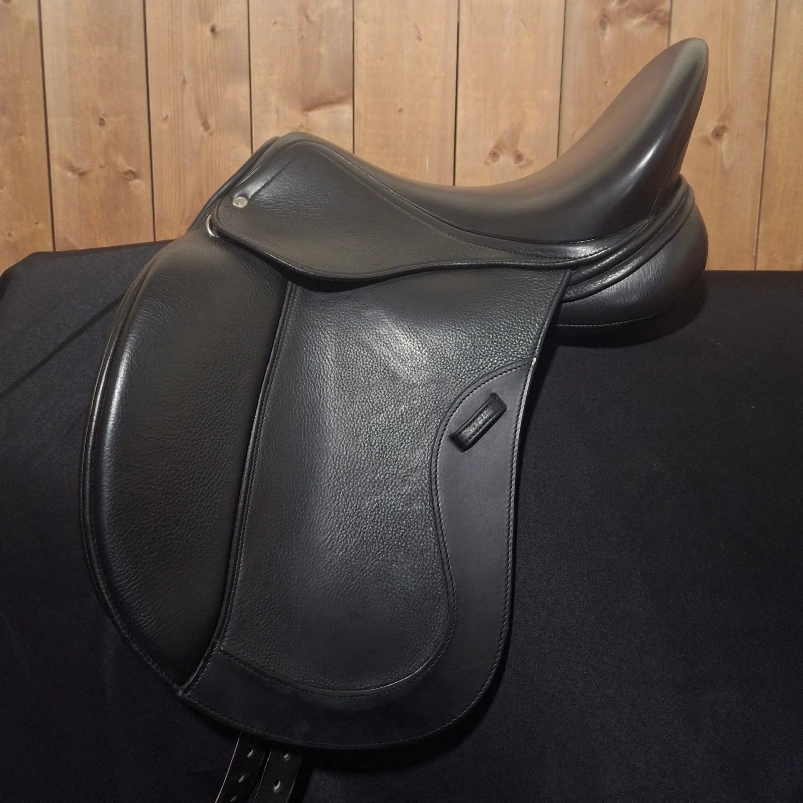 Used 17.5" Schleese Synergy Dressage Saddle Used 17.5" Schleese Synergy Dressage Saddle