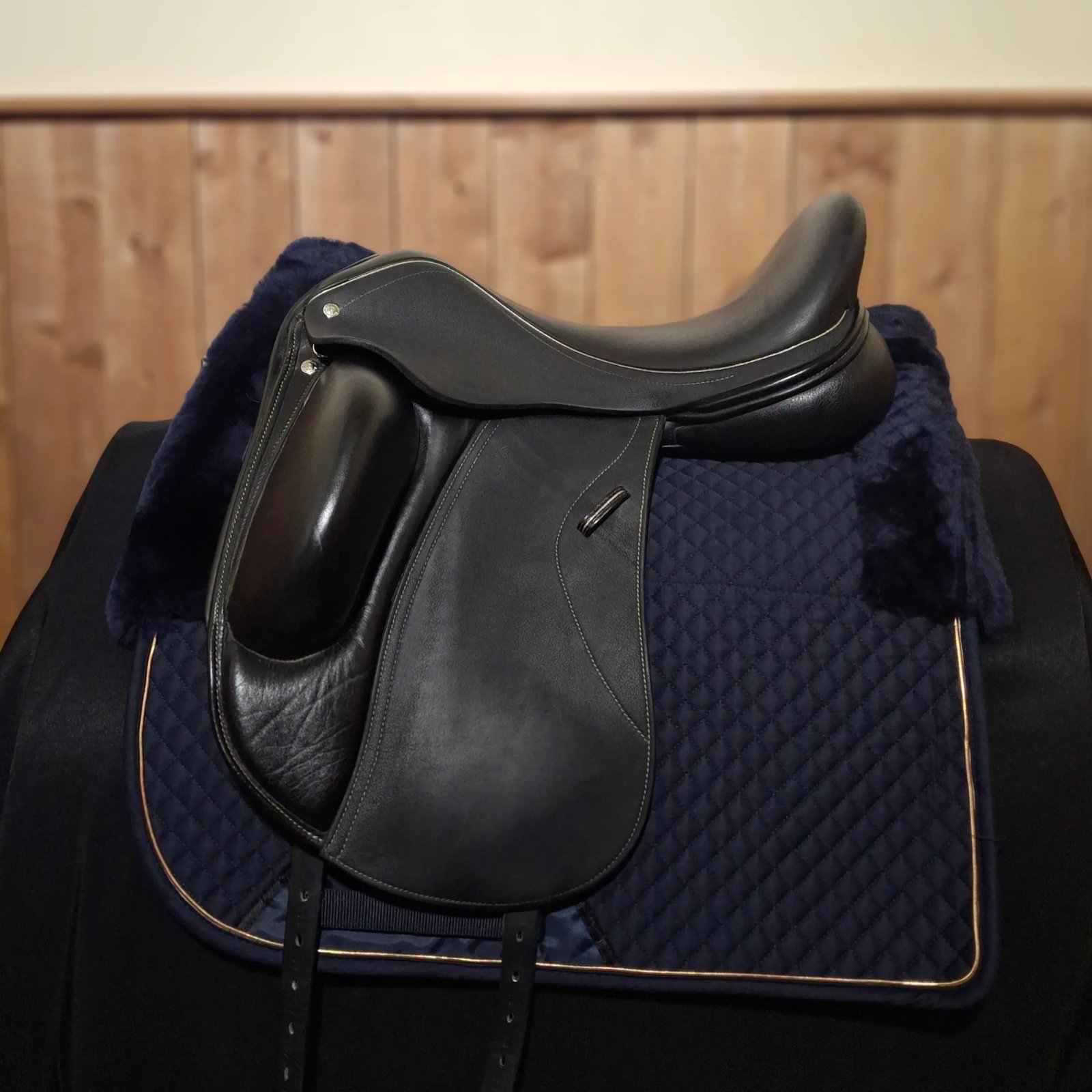 Used 18" Custom Advantage R Dressage Saddle Used 18" Custom Advantage R Dressage Saddle