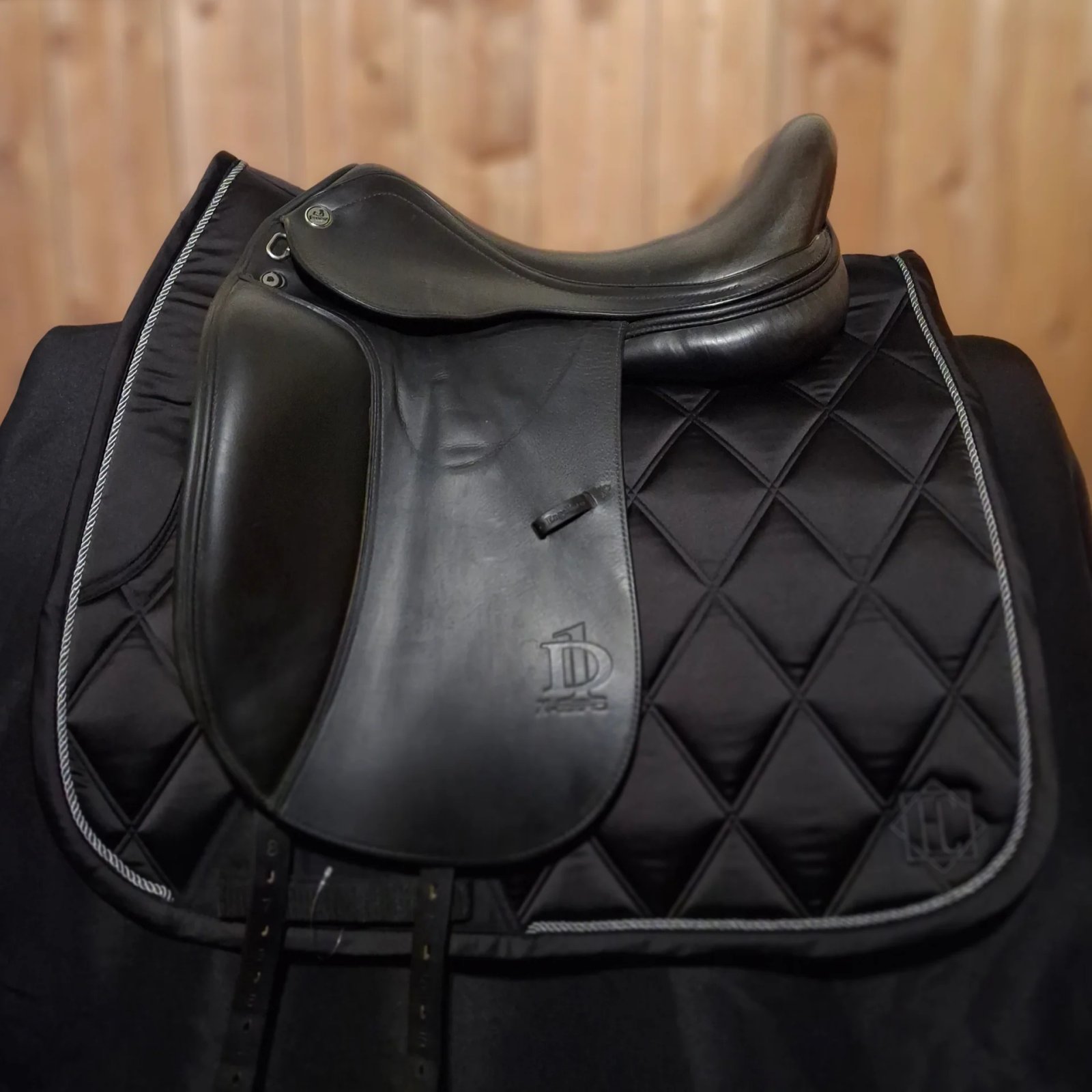 Used Prestige X-D1 17" Dressage Saddle Used Prestige X-D1 17" Dressage Saddle
